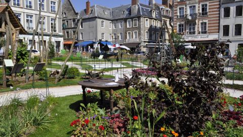 Aussi ludiques qu’éducatives, au cœur de Boulogne-sur-Mer, les parties de ce jardin illustrent une table garnie de couteaux croisés et de sel, des échelles avec leur nœud de potence, une forêt de chats noirs… ©Isabelle Cordier